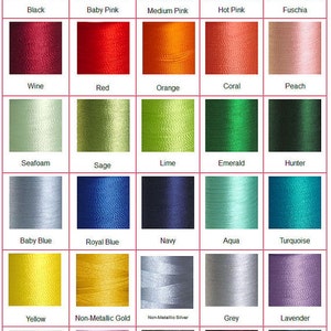 K&ouml;nnte beinhalten: Eine Tabelle mit Stickgarnfarben und den dazugeh&ouml;rigen Namen. Die Farben umfassen Wei&szlig;, Elfenbein, Khaki, Schokolade, Dunkelbraun, Schwarz, Babyrosa, Mittelrosa, Pink, Fuchsia, Weinrot, Rot, Orange, Koralle, Pfirsich, Seegr&uuml;n, Salbei, Limette, Smaragd, J&auml;gergr&uuml;n, Babyblau, K&ouml;nigsblau, Marineblau, Aqua, T&uuml;rkis, Gelb, nicht-metallisches Gold, nicht-metallisches Silber, Grau, Lavendel, Lila, Orchidee, Anthrazit, Pflaume, Teal, Burgunder, Periwinkle, Aubergine und Moosgr&uuml;n.