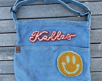 Gepersonaliseerde Punch Needle Geborduurde Denim Hobo Bag: Aangepaste naam en smileygezicht, Crossbody, School, Werk, Strand, Reizen, Dagelijkse portemonnee