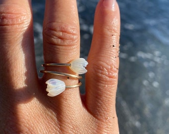 Anillo envolvente Pikake de nácar en el material de su elección