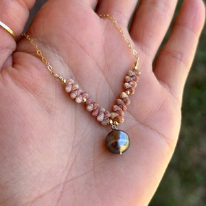Kahelelani V-shaped shell necklace and tahitian pearl