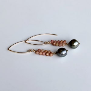 Kahelelani shell & Tahitian pearl Marquis earrings in your choice of material and length bild 12