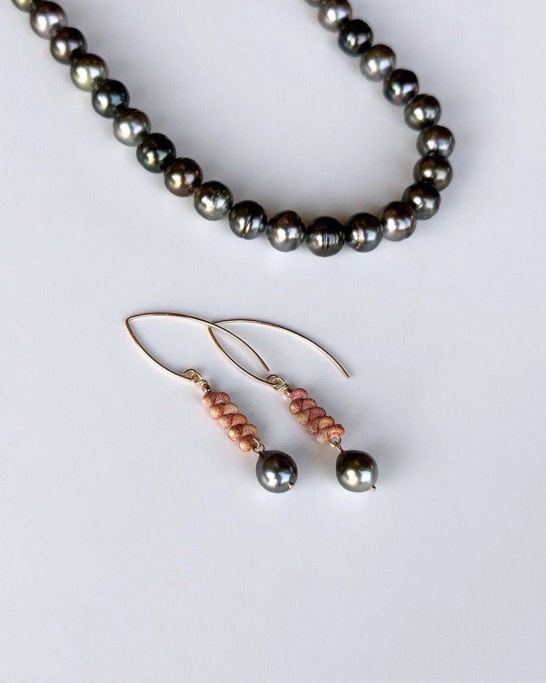 Kahelelani shell & Tahitian pearl Marquis earrings in your choice of material and length bild 1