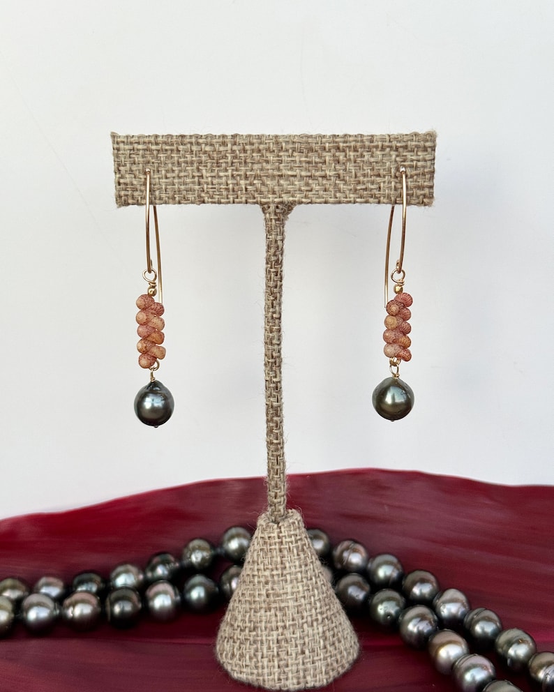 Kahelelani shell & Tahitian pearl Marquis earrings in your choice of material and length bild 6