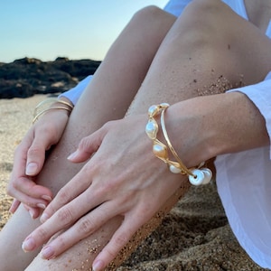 White coin pearl hammered bangle in your choice of material Bild 10