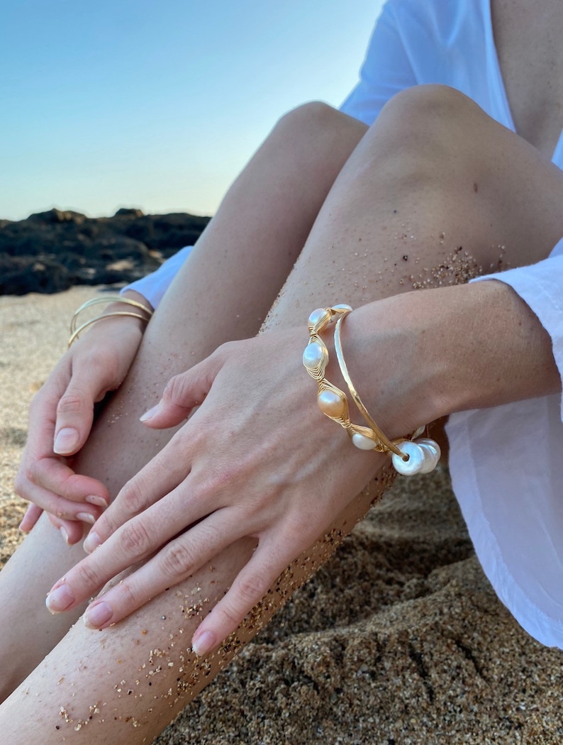 White coin pearl hammered bangle in your choice of material Bild 10