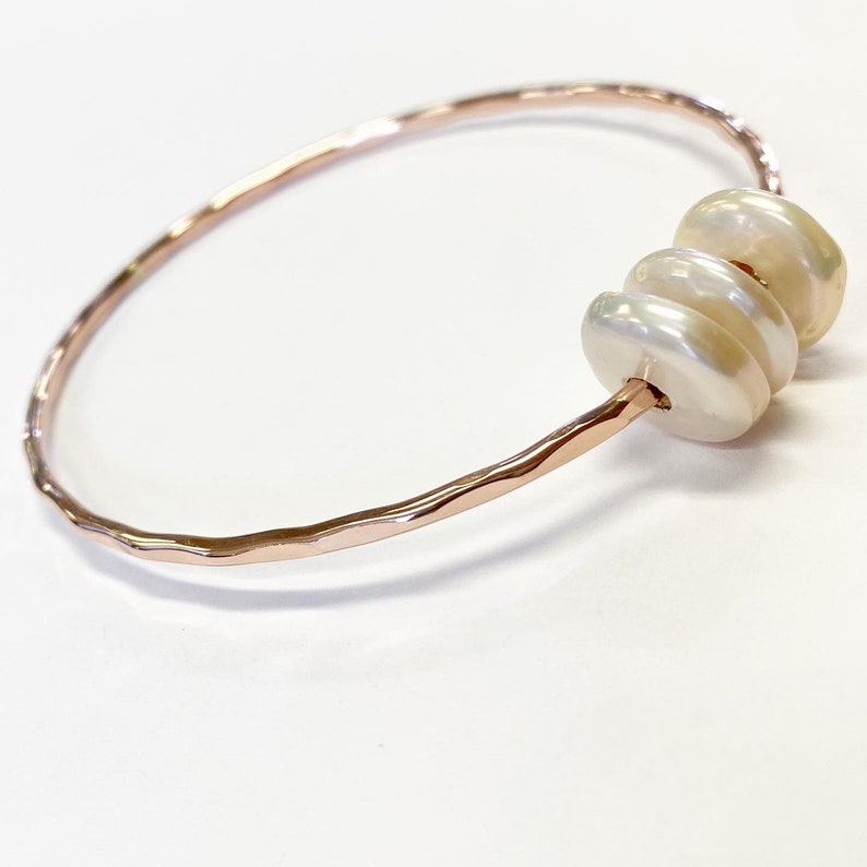 White coin pearl hammered bangle in your choice of material Bild 9