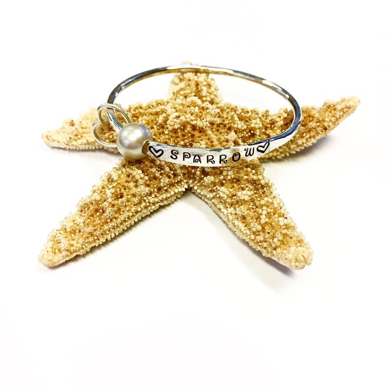 Pulsera martillada estampada a mano para bebé imagen 7