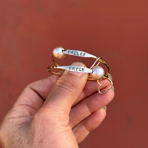 Pulsera martillada estampada a mano para bebé imagen 11