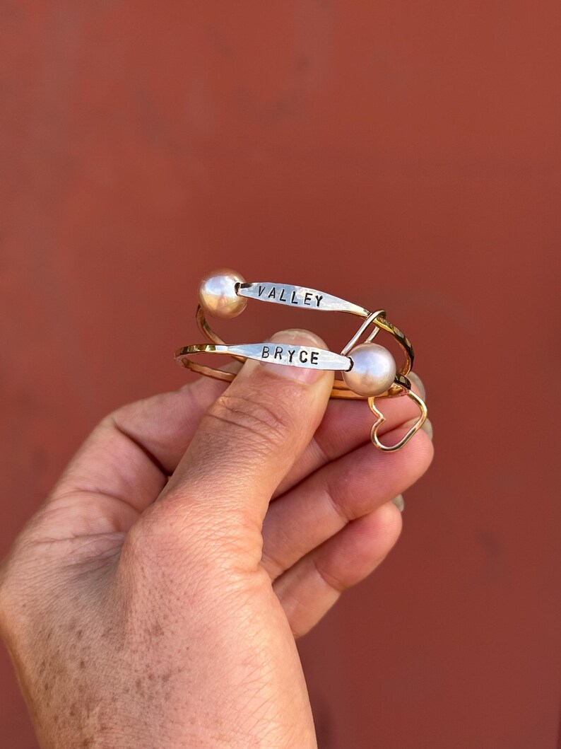 Pulsera martillada estampada a mano para bebé imagen 11