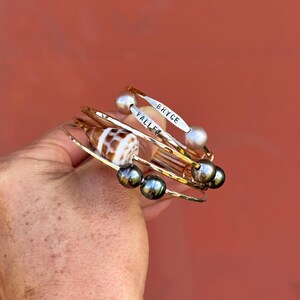 Pulsera martillada estampada a mano para bebé imagen 12