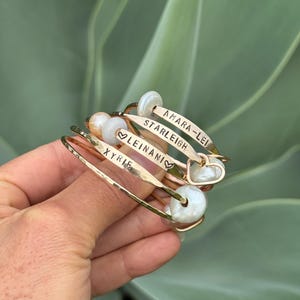 Pulsera martillada estampada a mano para bebé imagen 8