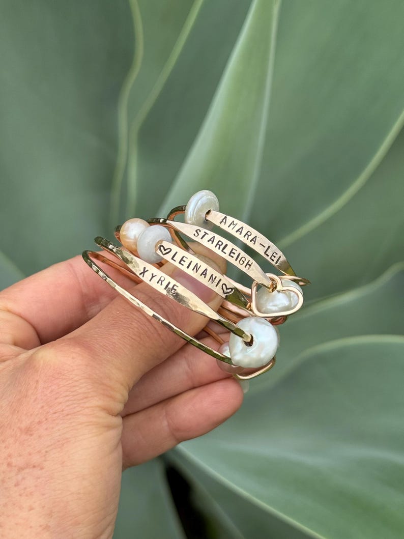 Pulsera martillada estampada a mano para bebé imagen 8