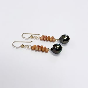 Mini Kahelelani shell bar earrings featuring Tahitian or fresh water pearls