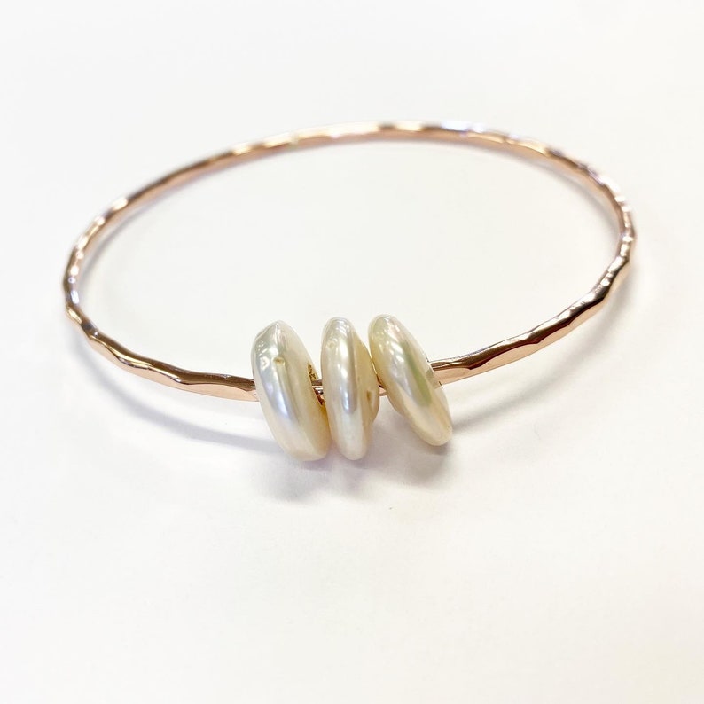 White coin pearl hammered bangle in your choice of material Bild 5