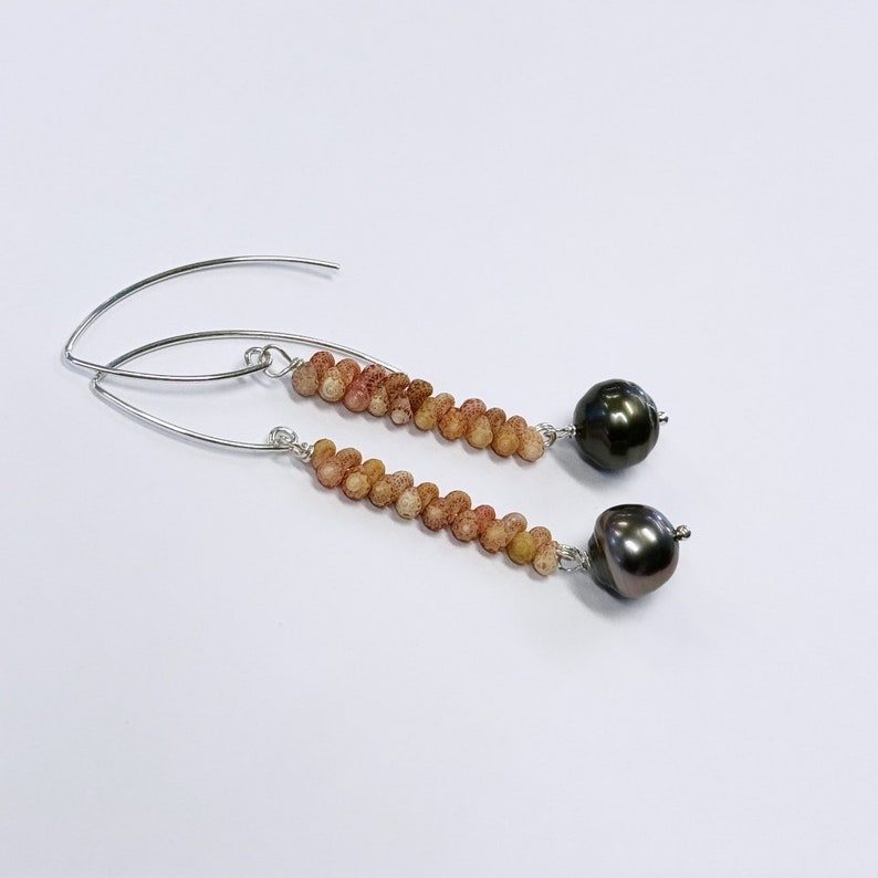 Kahelelani shell & Tahitian pearl Marquis earrings in your choice of material and length bild 9