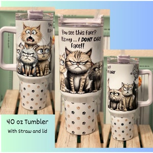 Puede incluir: Un vaso blanco de 40 onzas con tapa y popote. El vaso presenta un diseño de varios gatos con el texto "You see this face? It's my... I DON'T CARE Face!!" La parte inferior del vaso tiene un patrón de huellas de patas.
