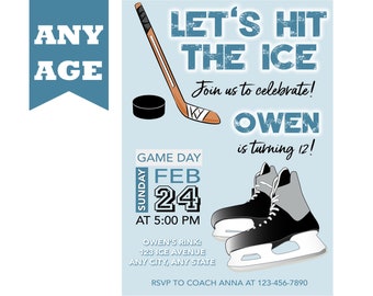 Puede incluir: Una invitación a una fiesta de cumpleaños de hockey azul y blanco con el texto "Let's Hit The Ice" y "¡Owen cumple 12!" La invitación incluye un palo de hockey, un disco y patines de hielo.