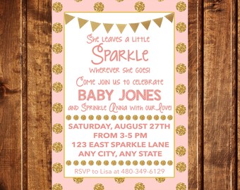 Puede incluir: Invitación a baby shower rosa y dorada con puntos de purpurina dorada y una pancarta. El texto dice "¡Ella deja un poco de brillo dondequiera que va! Únase a nosotros para celebrar a Baby Jones y rocíe a Anna con nuestro amor. Sábado, 27 de agosto de 3 a 5 PM. 123 East Sparkle Lane, Any City, Any State. RSVP a Lisa al 480-349-6129."