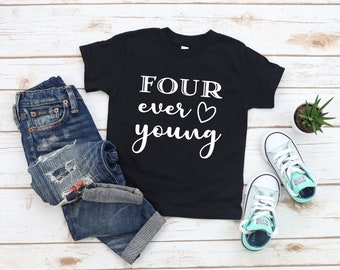 T-shirt di compleanno di quattro sempre giovani, camicia per ragazzo di compleanno, camicia di compleanno di quattro anni, 4 ° compleanno, quarto compleanno, camicia di compleanno per bambini, 4 °