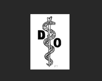 Doktor der Osteopathischen Medizin (Druckbuchstaben) Asclepius Staff