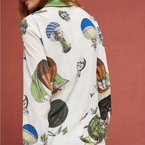 SELTENE Anthropologie Seidenknopf Bluse Grün Heißluftballon Druck Damen US 10 Bild 3