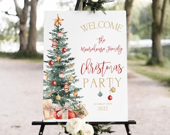 Puede incluir: Un letrero blanco sobre un caballete negro con las palabras "WELCOME the Moorehouse Family Christmas PARTY" en letras doradas y rojas. Un árbol de Navidad en acuarela y regalos decoran el lado izquierdo. La fecha "SATURDAY 20th 2022" está en la parte inferior.