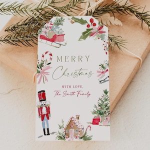 Puede incluir: Una etiqueta de regalo navideña con un diseño de acuarela. La etiqueta presenta un trineo rojo, patines de hielo, un cascanueces y una casa de jengibre. El texto dice "Merry Christmas with love, The Smith Family."