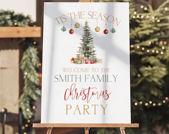 Puede incluir: Un letrero blanco sobre un caballete de madera con el texto "'Tis the Season" y "Welcome to the Smith Family Christmas Party". El letrero presenta una ilustración de un árbol de Navidad con regalos. El fondo incluye una chimenea y decoraciones navideñas.