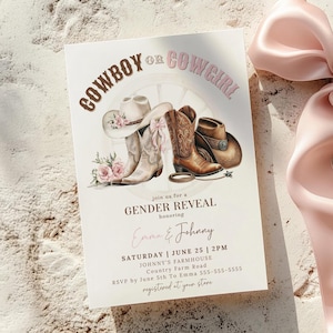 Puede incluir: Una invitación de revelación de género con el texto "COWBOY or COWGIRL" e ilustraciones de botas de vaquero, un sombrero y flores. La invitación incluye detalles del evento: fecha, hora y lugar.