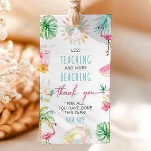 Könnte beinhalten: Ein rechteckiges Geschenk-Etikett mit einem Aquarelldesign mit Sonne, Flamingo und tropischen Getränken. Auf dem Etikett steht "Less Teaching and More Beaching, thank you for all you have done this year! From, Kate."