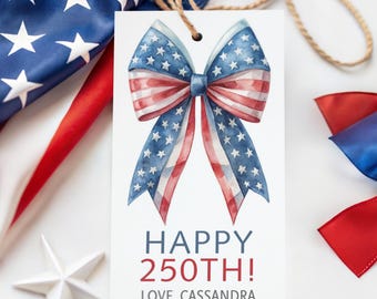 Redigerbar presentetikett för 250-årsjubileum i USA, presentetikett med rosett för den 4 juli, presentetikett med amerikansk flagga, röd vit blå, festetikett, P1