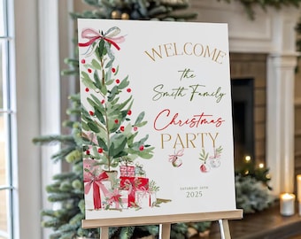 Puede incluir: Un letrero de bienvenida a la fiesta de Navidad blanco sobre un caballete de madera. El letrero presenta un árbol de Navidad en acuarela, regalos y el texto "WELCOME the Smith Family Christmas PARTY" en oro y rojo. La fecha está impresa debajo.