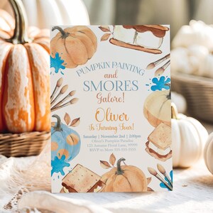 Op de afbeelding: Een herfstthema uitnodiging met de tekst "Pumpkin Painting and S'mores Galore!" met aquarel illustraties van pompoenen, s'mores, penselen en blauwe verfspatten. De uitnodiging is voor Olivers vierde verjaardag.