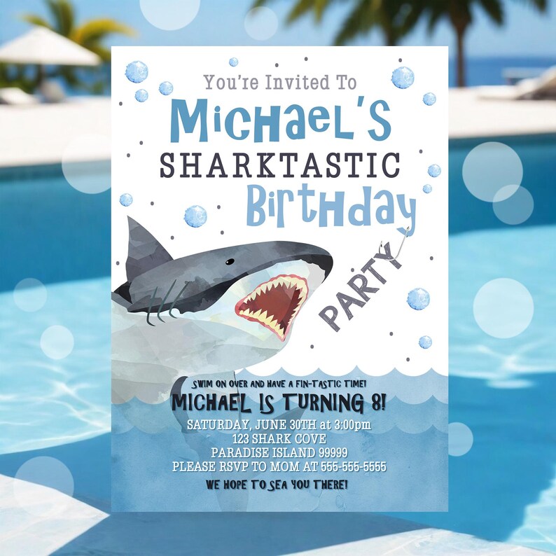 Puede incluir: Una invitaci&oacute;n a una fiesta de cumplea&ntilde;os azul y blanca con una ilustraci&oacute;n de tibur&oacute;n de dibujos animados. El texto dice "You're Invited To Michael's Sharktastic Birthday Party. Swim on over and have a fin-tastic time! Michael is turning 8! Saturday, June 30th at 3:00pm. 123 Shark Cove. Paradise Island 99999. Please RSVP to Mom at 555-555-5555. We hope to sea you there!"