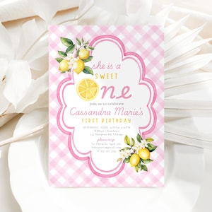 Könnte beinhalten: Eine rosa-weiß karierte Einladung mit einem wellenförmigen Rand. Die Einladung enthält den Text "she is a SWEET one" und "Cassandra Marie's FIRST BIRTHAY". Zitronenillustrationen und florale Akzente schmücken das Design.