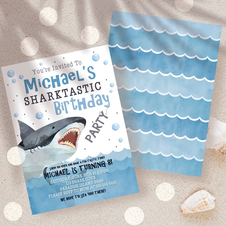 Puede incluir: Una invitaci&oacute;n de fiesta de cumplea&ntilde;os azul y blanca con una ilustraci&oacute;n de tibur&oacute;n de dibujos animados. El texto dice "You're Invited To Michael's Sharktastic Birthday Party". La invitaci&oacute;n incluye detalles sobre la fiesta, incluida la fecha, la hora y la ubicaci&oacute;n.