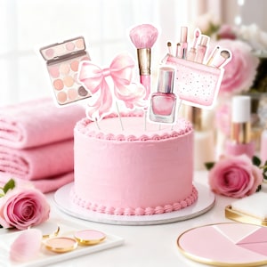 Puede incluir: Un pastel rosa decorado con adornos temáticos de maquillaje, que incluyen una brocha de rubor, esmalte de uñas y un lazo. El pastel se encuentra sobre un soporte blanco para pasteles, rodeado de rosas rosas y productos de belleza.