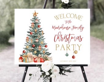 Puede incluir: Un letrero blanco sobre un caballete negro con las palabras "WELCOME to the Moorehouse family CHRISTMAS PARTY" en letras doradas y rojas. Un árbol de Navidad y regalos en acuarela están a la izquierda. La fecha "SATURDAY 20th 2022" está en la parte inferior.