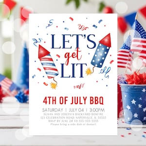 Peut inclure: Une carte d'invitation blanche avec des feux d'artifice et des confettis rouge, blanc et bleu. Le texte indique "Let's get lit" et "4th of July BBQ". L'invitation d&eacute;taille une f&ecirc;te de feu de joie dans la cour avec la date, l'heure, l'adresse et les informations RSVP.