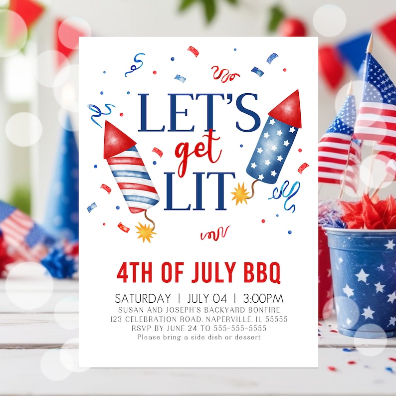 Peut inclure: Une carte d'invitation blanche avec des feux d'artifice et des confettis rouge, blanc et bleu. Le texte indique "Let's get lit" et "4th of July BBQ". L'invitation d&eacute;taille une f&ecirc;te de feu de joie dans la cour avec la date, l'heure, l'adresse et les informations RSVP.