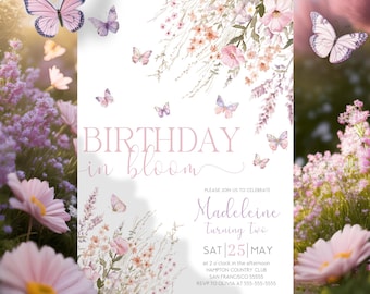 Könnte beinhalten: Eine Geburtstagseinladung mit Blumen- und Schmetterlingsthema. Die Einladung enthält den Text "BIRTHDAY in bloom" in einer zarten rosa Schriftart. Die Einladung enthält auch den Namen "Madeleine" und das Datum "SAT 25 MAY".