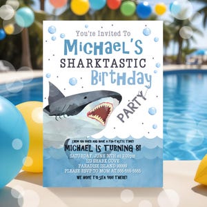 Puede incluir: Una invitaci&oacute;n de fiesta de cumplea&ntilde;os azul y blanca con una ilustraci&oacute;n de tibur&oacute;n de dibujos animados. El texto dice "You're Invited To Michael's Sharktastic Birthday Party. Swim on over and have a fin-tastic time! Michael is turning 8! Saturday, June 30th at 3:00pm. 123 Shark Cove Paradise Island 99999. Please RSVP to Mom at 555-555-5555. We hope to sea you there!"