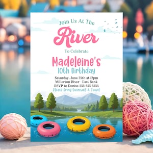 Może przedstawiać: Zaproszenie urodzinowe z tekstem "Join Us At The River To Celebrate Madeleine's 10th Birthday". Zaproszenie przedstawia scenę rzeczną z kolorowymi kołami ratunkowymi i górskim tłem. Dodatkowy tekst zawiera szczegóły wydarzenia.
