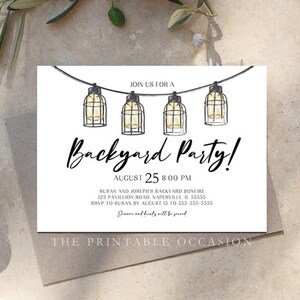 Peut inclure: Carte d'invitation blanche avec le texte "Backyard Party!" en &eacute;criture &eacute;l&eacute;gante. La carte pr&eacute;sente une guirlande lumineuse d&eacute;corative et les d&eacute;tails de l'&eacute;v&eacute;nement, y compris la date, l'heure et le lieu. L'invitation est sur un fond neutre.