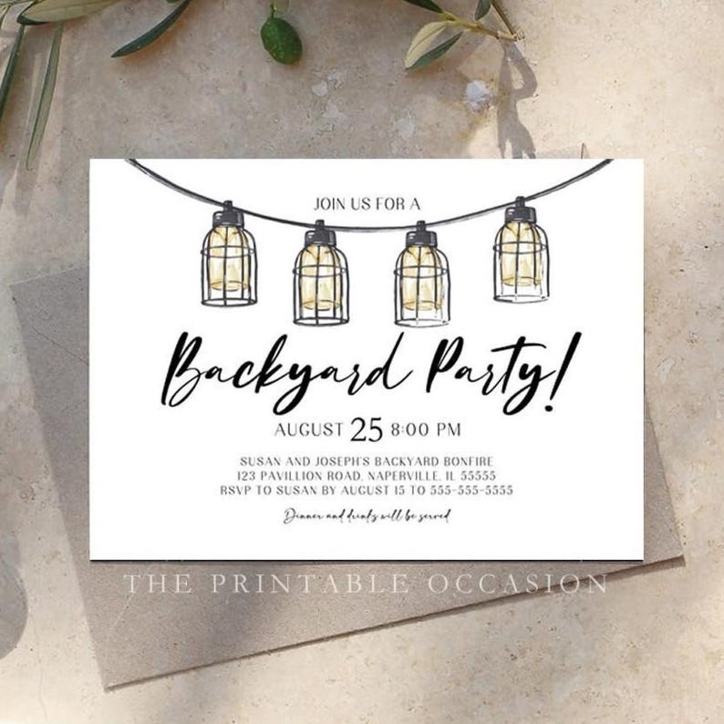 Peut inclure: Carte d'invitation blanche avec le texte "Backyard Party!" en &eacute;criture &eacute;l&eacute;gante. La carte pr&eacute;sente une guirlande lumineuse d&eacute;corative et les d&eacute;tails de l'&eacute;v&eacute;nement, y compris la date, l'heure et le lieu. L'invitation est sur un fond neutre.