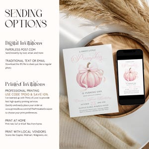 Op de afbeelding: Een witte uitnodigingskaart en een smartphone tonen een roze pompoenontwerp met de tekst "A Sweet Little Pumpkin". De uitnodiging bevat details voor een eerste verjaardagsviering, met datum, tijd en locatie.