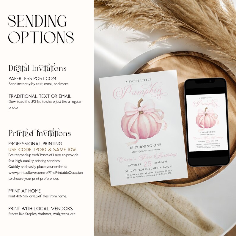 Op de afbeelding: Een witte uitnodigingskaart en een smartphone tonen een roze pompoenontwerp met de tekst "A Sweet Little Pumpkin". De uitnodiging bevat details voor een eerste verjaardagsviering, met datum, tijd en locatie.