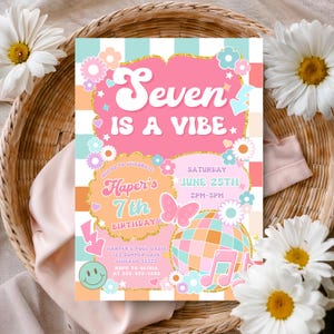 Invitación retro para séptimo cumpleaños de niña. "Seven Is A Vibe". Invitación de cumpleaños con cara sonriente a cuadros. Emoji genial. Invitación de cumpleaños de Canva. TW3
