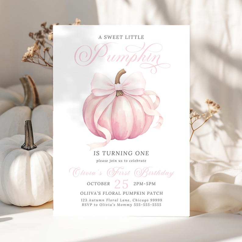 Op de afbeelding: Een roze en witte uitnodigingskaart met de tekst "A Sweet Little Pumpkin" en "Is Turning One". De kaart toont een aquarel illustratie van een roze pompoen met een strik. De kaart bevat ook de datum, tijd en locatie van het feest.