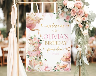Puede incluir: Un letrero decorativo para una fiesta de cumpleaños, con una pila de tazas de té, una tetera y las palabras "welcome to Olivia's Birthday par-tea". El letrero está decorado con detalles en rosa y dorado e ilustraciones florales.